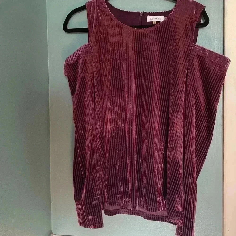 Calvin Klein purple velvet open shoulder long sleeve scoop neck shirt L
